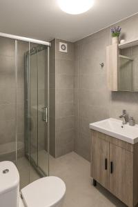 City Center 1BR Apt with Large Balcony