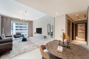 Waterfront 2BR Emaar Beachfront