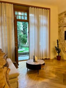 Urbain V face du palais