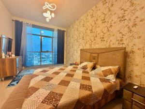 Beachfront Luxury Family Apartment with Pool, Gym, Jacuzzi - AJMAN Corniche UAE
