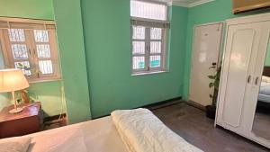 Central Delhi Flat close to Rajiv Chowk and Airport Line Access