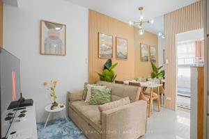 Cozy Home 2BR with Balcony, WiFi, Netflix, PS4, The Mist Residences along Marcos Highway