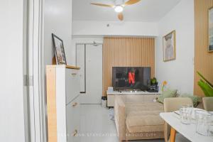 Cozy Home 2BR with Balcony, WiFi, Netflix, PS4, The Mist Residences along Marcos Highway