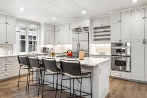 Lux Home with Gas Fireplace, Hot Tub, 8 min to lift 7 - Bunk Room for Kids! home