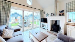 Badgers Retreat - Part of the The Bay Filey Holiday Village with pool, gym and direct beach access, pub, restaurant, tennis and meadows walks