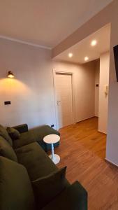 Caldo bilocale con metro sotto casa