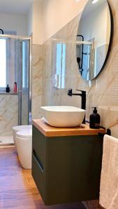 Caldo bilocale con metro sotto casa