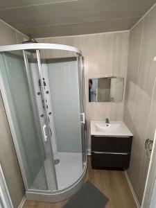 Studio climatisé refait à neuf en face des thermes