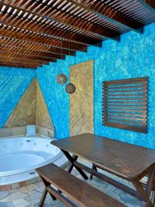 Casa espaçosa com piscina, jacuzzi, espaço gourmet com churrasqueira