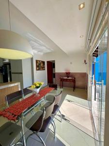 Casa espaçosa com piscina, jacuzzi, espaço gourmet com churrasqueira