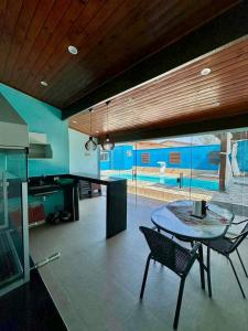 Casa espaçosa com piscina, jacuzzi, espaço gourmet com churrasqueira