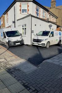 Group Friendly 2 Bed 2 Bath FREE PARKING for 2 Large Vans or up to 4 Cars Zone 2 Sleeps 10 Close to Central London and Zone 2 tube station