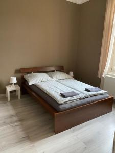 Deri Hangout Base by Downtown