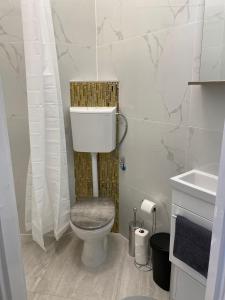 Deri Hangout Base by Downtown