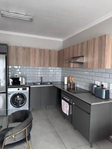 Secure 1 Bedroom Apartment in Midrand, Waterfall City - Lock Up and Go - Free WIFI and Parking - 9 Elizabeth Place