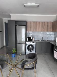 Secure 1 Bedroom Apartment in Midrand, Waterfall City - Lock Up and Go - Free WIFI and Parking - 9 Elizabeth Place