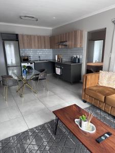 Secure 1 Bedroom Apartment in Midrand, Waterfall City - Lock Up and Go - Free WIFI and Parking - 9 Elizabeth Place