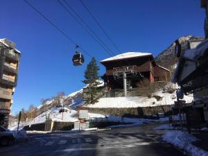 Studio central avec balcon à Cauterets - Belle vue - FR-1-812-15