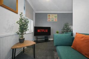 Central Milton Keynes 2 Bed Apartment with Free Parking Ideal for Contractors & Business stays