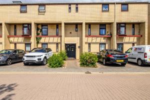 Central Milton Keynes 2 Bed Apartment with Free Parking Ideal for Contractors & Business stays