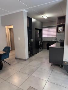 Large 3 Bedroom Apartment in Midrand, Waterfall City - More space than a hotel room - Ideal for families, groups and work trips - 18A Elizabeth Place