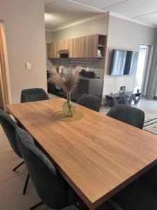 Large 3 Bedroom Apartment in Midrand, Waterfall City - More space than a hotel room - Ideal for families, groups and work trips - 18A Elizabeth Place