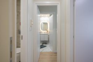 Luxurious, Equipped, Metro-Facing Flat in Athens