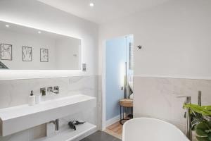 Stylish Apartment with Parking 2 Mins to Seafront