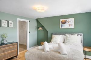 Stylish Apartment with Sea Views & Parking