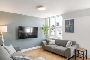 Stylish Apartment with Sea Views & Parking