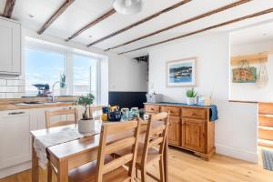 Cosy Fishermans Cottage with Balcony & Sea Views