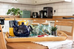 Cosy Fishermans Cottage with Balcony & Sea Views