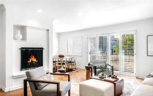 Stylish Two-Bedroom Coastal Retreat Near the Beach