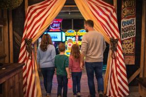 Sheepy Lodge by SkyBears Holidays - Puppy Lounge, Arcades, Games room