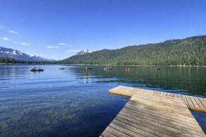 Doc Roys Legacy on Fish Lake by NW Comfy Cabins