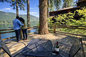 Doc Roys Legacy on Fish Lake by NW Comfy Cabins