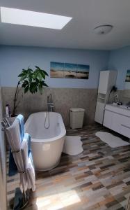 Double bedroom with en-suite bathroom