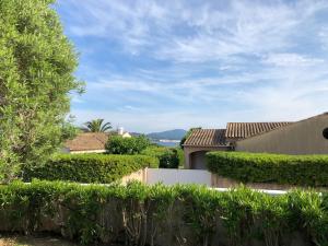 Villa avec piscine accès direct à pied à la plage privée