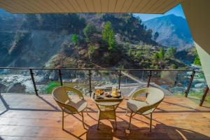 Raj Villas by Serene Resorts - Riverside Luxury Pentagon Villas, Tirthan Valley