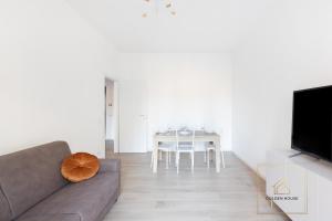 Golden House - 1Bdr Apt, 10min to center-100mt MetroA - 2-4 pax - A-C