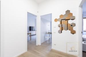 Golden House - 1Bdr Apt, 10min to center-100mt MetroA - 2-4 pax - A-C