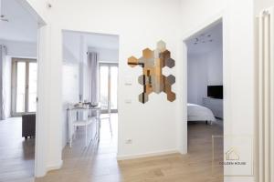 Golden House - 1Bdr Apt, 10min to center-100mt MetroA - 2-4 pax - A-C