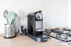 Golden House - 1Bdr Apt, 10min to center-100mt MetroA - 2-4 pax - A-C