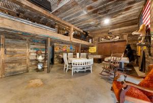 Shop Creek Livery: Includes 1 UTV