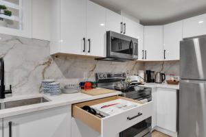 2-bedroom suite close to Amenities and Airport with on pad parking