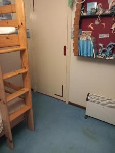 Eenpersoonskamer met gezamenlijk gebruik van badkamer en toilet