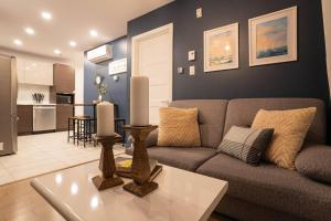 209 - Modern Home Ambiance 2 BR with Gym,Parking,DT&Airport