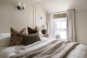 Luxury Cottage with Parking Minutes to Beach and Restaurants