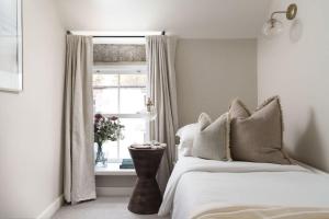 Luxury Cottage with Parking Minutes to Beach and Restaurants