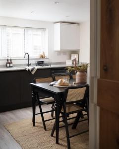 Luxury Cottage with Parking Minutes to Beach and Restaurants